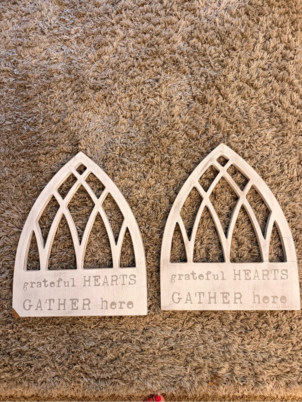 Grateful Hearts Gather Here Decorative Wall Plaque - White